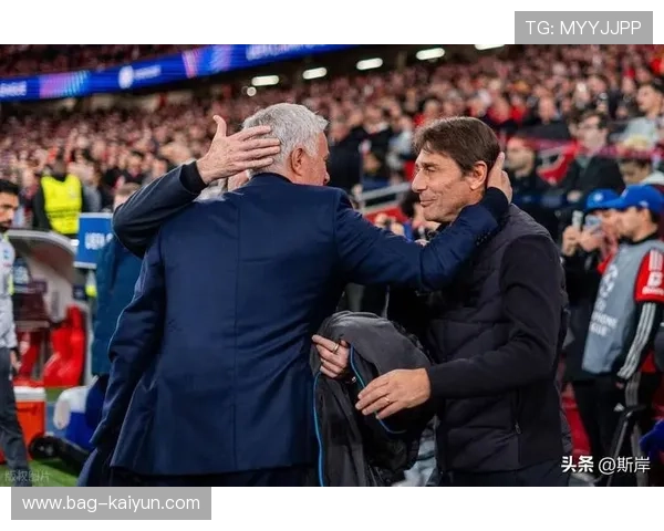 37岁穆里尼奥率本菲卡2-0击败孔蒂执教的那不勒斯，赛后与球迷互动落泪。